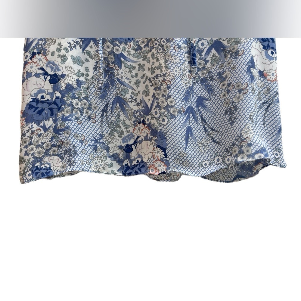 Joie Ruffle Short Sleeve patterned blouse in blue, size small 🌸 - Picture 4 of 8